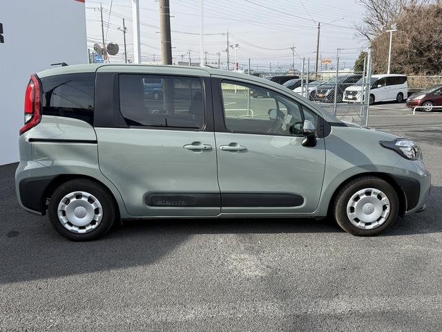 シエンタ ハイブリッドＧ　禁煙車　純正８インチナビ　バックカメラ　両側電動スライドドア　ブラインドスポットモニター　ビルドインＥＴＣ　アダプティブクルーズコントロール　衝突軽減ブレーキ　レーンキープ　リアトラフィックアラート（10枚目）