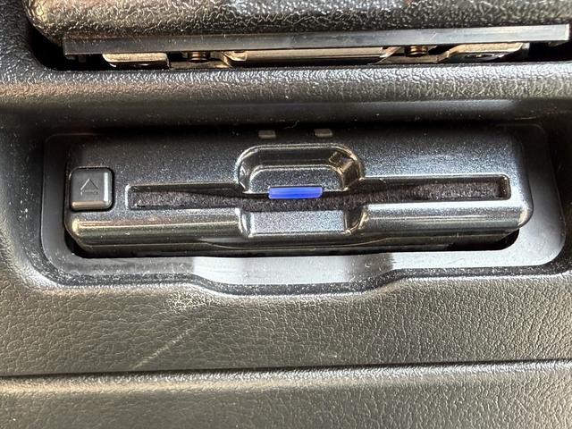 ＭＡＺＤＡ３セダン Ｘ　Ｌパッケージ　禁煙車　白革シート　純正１０．２５インチディスプレイ　３６０度セーフティパッケージ　フルセグ　シート・ステアリングヒーター　メモリ付パワーシート　アダプティブクルーズコントロール　クリアランスソナー（3枚目）