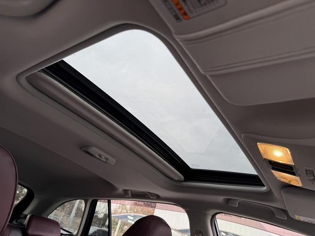 レヴォーグ １．６ＳＴＩスポーツアイサイト　禁煙車　サンルーフ　赤革シート　ＳＴＩエアロ　社外ナビ　フルセグ　サイドカメラ　アダクティブクルーズコントロール　　シートヒーター　シーポジションメモリー　アイサイトｖｅｒ．３　パドルシフト　ＥＴＣ（5枚目）