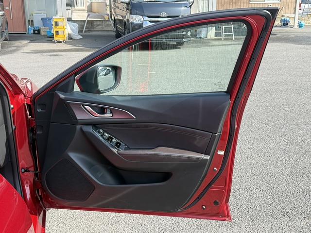 アクセラスポーツ ２２ＸＤ　Ｌパッケージ　６速ＭＴ　禁煙車　黒革シート　純正ナビ　パノラミックビューモニター　フルセグ　ＤＶＤプレイヤー　シート・ステアリングヒーター　パワーシート　アダプティブクルーズコントロール　パークアシスト（28枚目）