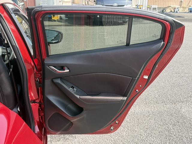 アクセラスポーツ ２２ＸＤ　Ｌパッケージ　６速ＭＴ　禁煙車　黒革シート　純正ナビ　パノラミックビューモニター　フルセグ　ＤＶＤプレイヤー　シート・ステアリングヒーター　パワーシート　アダプティブクルーズコントロール　パークアシスト（29枚目）