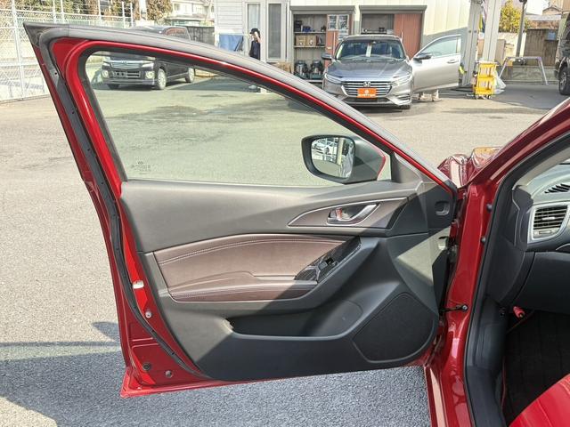 アクセラスポーツ ２２ＸＤ　Ｌパッケージ　６速ＭＴ　禁煙車　黒革シート　純正ナビ　パノラミックビューモニター　フルセグ　ＤＶＤプレイヤー　シート・ステアリングヒーター　パワーシート　アダプティブクルーズコントロール　パークアシスト（34枚目）