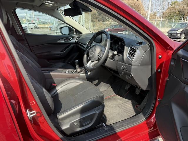 アクセラスポーツ ２２ＸＤ　Ｌパッケージ　６速ＭＴ　禁煙車　黒革シート　純正ナビ　パノラミックビューモニター　フルセグ　ＤＶＤプレイヤー　シート・ステアリングヒーター　パワーシート　アダプティブクルーズコントロール　パークアシスト（35枚目）