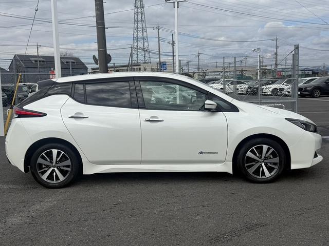 リーフ Ｘ　禁煙車　純正ナビ　プロパイロット　アラウンドビューモニター　衝突軽減ブレーキ　ステアリングヒーター　デジタルインナーミラー　ビルトインＥＴＣ　シートヒーター　ブラインドスポットモニター　ＬＥＤ（9枚目）