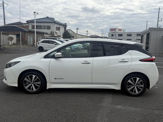 リーフ Ｘ　禁煙車　純正ナビ　プロパイロット　アラウンドビューモニター　衝突軽減ブレーキ　ステアリングヒーター　デジタルインナーミラー　ビルトインＥＴＣ　シートヒーター　ブラインドスポットモニター　ＬＥＤ（11枚目）