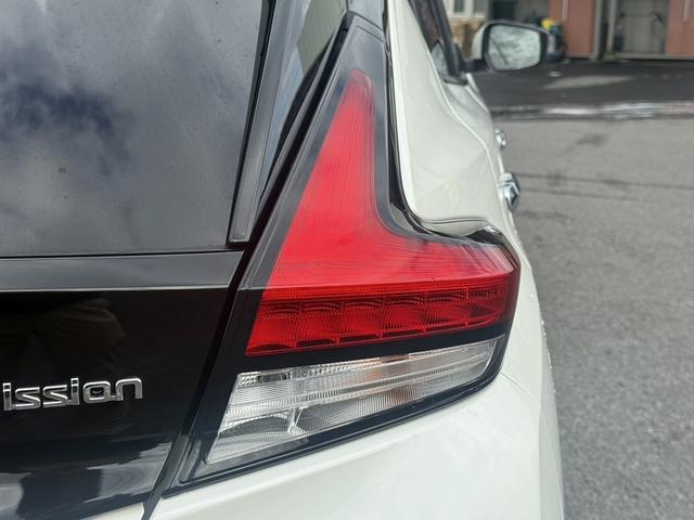 リーフ Ｘ　禁煙車　純正ナビ　プロパイロット　アラウンドビューモニター　衝突軽減ブレーキ　ステアリングヒーター　デジタルインナーミラー　ビルトインＥＴＣ　シートヒーター　ブラインドスポットモニター　ＬＥＤ（13枚目）