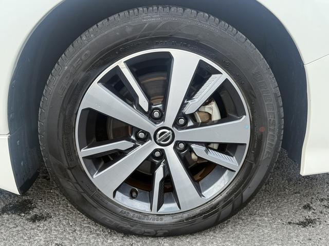 リーフ Ｘ　禁煙車　純正ナビ　プロパイロット　アラウンドビューモニター　衝突軽減ブレーキ　ステアリングヒーター　デジタルインナーミラー　ビルトインＥＴＣ　シートヒーター　ブラインドスポットモニター　ＬＥＤ（14枚目）