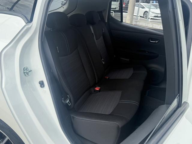 リーフ Ｘ　禁煙車　純正ナビ　プロパイロット　アラウンドビューモニター　衝突軽減ブレーキ　ステアリングヒーター　デジタルインナーミラー　ビルトインＥＴＣ　シートヒーター　ブラインドスポットモニター　ＬＥＤ（16枚目）