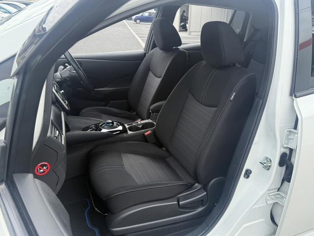 リーフ Ｘ　禁煙車　純正ナビ　プロパイロット　アラウンドビューモニター　衝突軽減ブレーキ　ステアリングヒーター　デジタルインナーミラー　ビルトインＥＴＣ　シートヒーター　ブラインドスポットモニター　ＬＥＤ（45枚目）