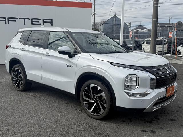 アウトランダーPHEV G 禁煙車 BOSEサウンド 純正12.3インチHDディスプレイ 黒革シート フルセグ パノラミックビューモニター 衝突軽減ブレーキ マイパイロット シートヒーター ブラインドスポットモニター ETC(8枚目)