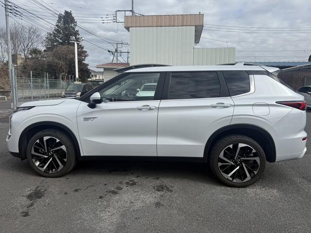 アウトランダーPHEV G 禁煙車 BOSEサウンド 純正12.3インチHDディスプレイ 黒革シート フルセグ パノラミックビューモニター 衝突軽減ブレーキ マイパイロット シートヒーター ブラインドスポットモニター ETC(13枚目)