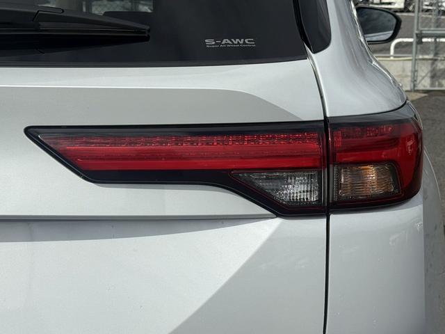 アウトランダーPHEV G 禁煙車 BOSEサウンド 純正12.3インチHDディスプレイ 黒革シート フルセグ パノラミックビューモニター 衝突軽減ブレーキ マイパイロット シートヒーター ブラインドスポットモニター ETC(19枚目)