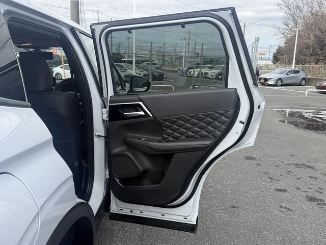 アウトランダーPHEV G 禁煙車 BOSEサウンド 純正12.3インチHDディスプレイ 黒革シート フルセグ パノラミックビューモニター 衝突軽減ブレーキ マイパイロット シートヒーター ブラインドスポットモニター ETC(31枚目)