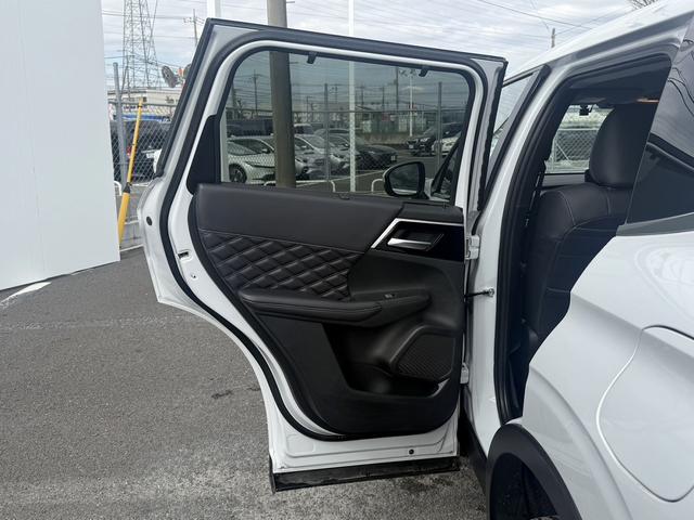 アウトランダーPHEV G 禁煙車 BOSEサウンド 純正12.3インチHDディスプレイ 黒革シート フルセグ パノラミックビューモニター 衝突軽減ブレーキ マイパイロット シートヒーター ブラインドスポットモニター ETC(35枚目)