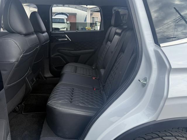 アウトランダーPHEV G 禁煙車 BOSEサウンド 純正12.3インチHDディスプレイ 黒革シート フルセグ パノラミックビューモニター 衝突軽減ブレーキ マイパイロット シートヒーター ブラインドスポットモニター ETC(41枚目)