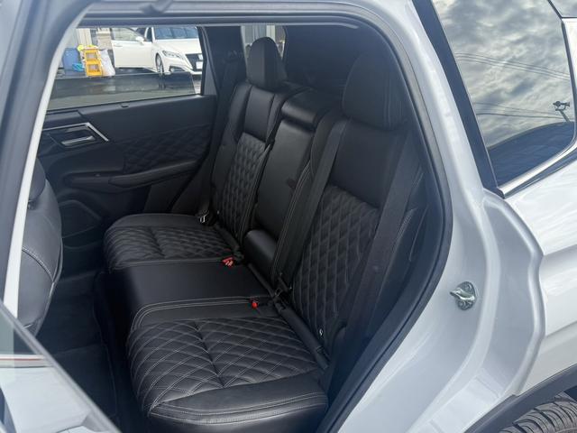 アウトランダーPHEV G 禁煙車 BOSEサウンド 純正12.3インチHDディスプレイ 黒革シート フルセグ パノラミックビューモニター 衝突軽減ブレーキ マイパイロット シートヒーター ブラインドスポットモニター ETC(42枚目)