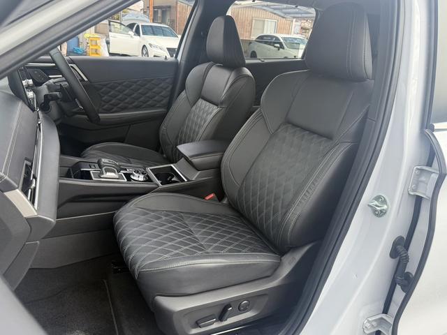 アウトランダーPHEV G 禁煙車 BOSEサウンド 純正12.3インチHDディスプレイ 黒革シート フルセグ パノラミックビューモニター 衝突軽減ブレーキ マイパイロット シートヒーター ブラインドスポットモニター ETC(44枚目)