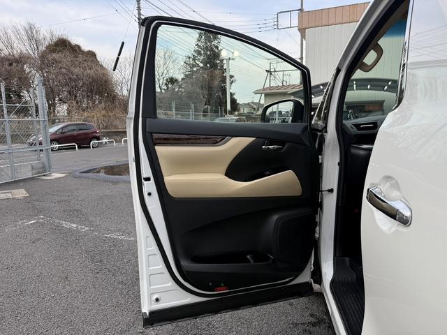 アルファードハイブリッド Ｘ　禁煙車　純正９インチナビ　バックカメラ　両側電動スライドドア　衝突軽減ブレーキ　アダプティブクルーズコントロール　ビルドインＥＴＣ　ブラインドスポットモニター　レーンキープ　クリアランスソナー（41枚目）