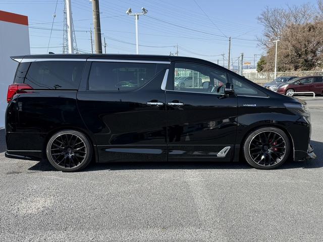 アルファードハイブリッド エグゼクティブラウンジ　禁煙車　純正１０インチナビ　フルセグ　バック＆サイドカメラ　１２型リアエンターモニター　ＪＢＬサウンド　ＴＲＤフルエアロ　ＲＡＹＳ２０インチＡＷ　衝突軽減　運転支援　ＡＣ１００Ｖ　ステアリングヒート（9枚目）