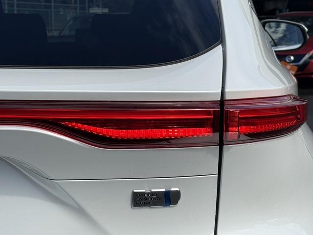 ハリアーハイブリッド Ｇ　禁煙車　純正８インチディスプレイオーディオ　パワーバックドア　デジタルインナーミラー　パワーシート　セーフティセンス　バックカメラ　ビルトインＥＴＣ２．０　パーキングサポートブレーキ　レーダークルーズ（13枚目）