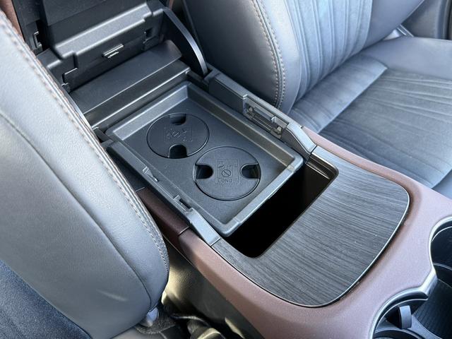 ハリアーハイブリッド Ｇ　禁煙車　純正８インチディスプレイオーディオ　パワーバックドア　デジタルインナーミラー　パワーシート　セーフティセンス　バックカメラ　ビルトインＥＴＣ２．０　パーキングサポートブレーキ　レーダークルーズ（66枚目）