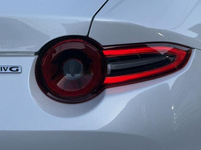 ロードスター Ｓ　禁煙車　６ＭＴ　衝突軽減ブレーキシステム　ブラインドスポットモニター　コーナーセンサー　パークアシスト　オートマチックハイビーム　Ｂｌｕｅｔｏｏｔｈ接続　ＥＴＣ　純正１６インチアルミホイール（13枚目）