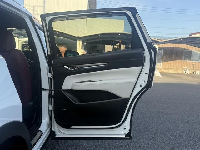 ＣＸ－８ ＸＤ　１００周年特別記念車　禁煙車　ＢＯＳＥサウンドシステム　ベンチレーション　ステアリングヒーター　純正１０．２５型ナビ　フリップダウンモニター　フルセグ　３６０度カラ　赤革シート　衝突軽減　運転支援　ヘッドアップディスプレイ（32枚目）