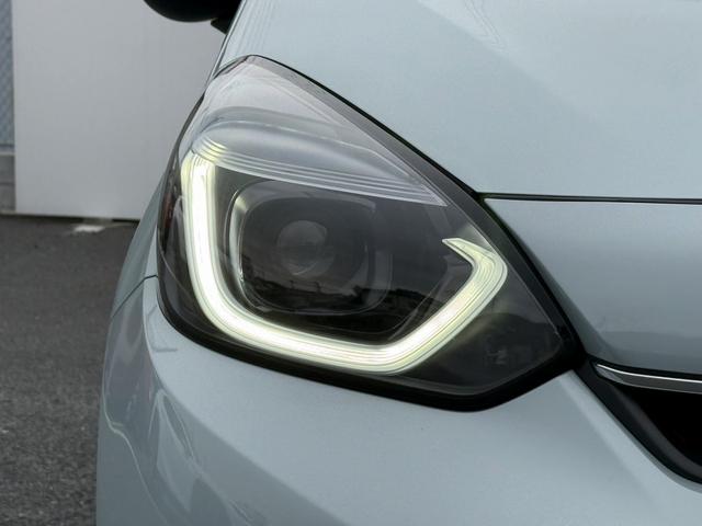 フィット ｅ：ＨＥＶホーム　禁煙車　ホンダセンシング　純正９インチナビ　バックカメラ　フルセグ　衝突軽減ブレーキシステム　運転支援システム　純正ビルトインＥＴＣ　レーダークルーズ　逸脱警報　コーナーセンサー　ステアリングリモコン（12枚目）