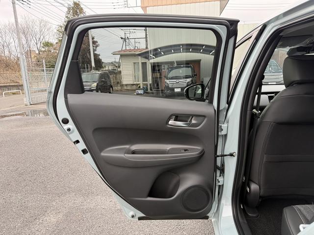 フィット ｅ：ＨＥＶホーム　禁煙車　ホンダセンシング　純正９インチナビ　バックカメラ　フルセグ　衝突軽減ブレーキシステム　運転支援システム　純正ビルトインＥＴＣ　レーダークルーズ　逸脱警報　コーナーセンサー　ステアリングリモコン（42枚目）