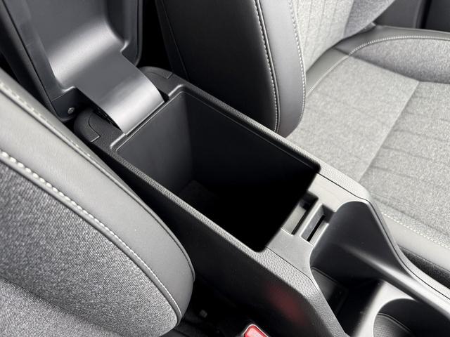 フィット ｅ：ＨＥＶホーム　禁煙車　ホンダセンシング　純正９インチナビ　バックカメラ　フルセグ　衝突軽減ブレーキシステム　運転支援システム　純正ビルトインＥＴＣ　レーダークルーズ　逸脱警報　コーナーセンサー　ステアリングリモコン（62枚目）