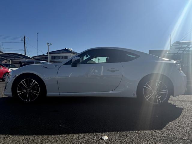 ８６ ＧＴ　純正ナビ　フルセグ　バックカメラ　パドルシフト　コーナーセンサー　ＨＩＤヘッドライト　ナビ連動ＥＴＣ　赤ステッチ革巻きハンドル　フォグライト　純正１７インチアルミホイール　スマキー　Ｂｌｕｅｔｏｏｔｈ（14枚目）