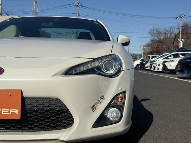 ８６ ＧＴ　純正ナビ　フルセグ　バックカメラ　パドルシフト　コーナーセンサー　ＨＩＤヘッドライト　ナビ連動ＥＴＣ　赤ステッチ革巻きハンドル　フォグライト　純正１７インチアルミホイール　スマキー　Ｂｌｕｅｔｏｏｔｈ（16枚目）