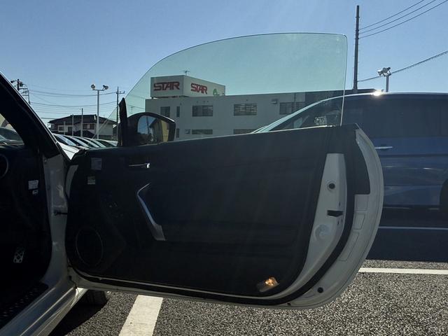 ８６ ＧＴ　純正ナビ　フルセグ　バックカメラ　パドルシフト　コーナーセンサー　ＨＩＤヘッドライト　ナビ連動ＥＴＣ　赤ステッチ革巻きハンドル　フォグライト　純正１７インチアルミホイール　スマキー　Ｂｌｕｅｔｏｏｔｈ（28枚目）