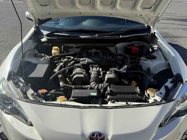 ８６ ＧＴ　純正ナビ　フルセグ　バックカメラ　パドルシフト　コーナーセンサー　ＨＩＤヘッドライト　ナビ連動ＥＴＣ　赤ステッチ革巻きハンドル　フォグライト　純正１７インチアルミホイール　スマキー　Ｂｌｕｅｔｏｏｔｈ（71枚目）