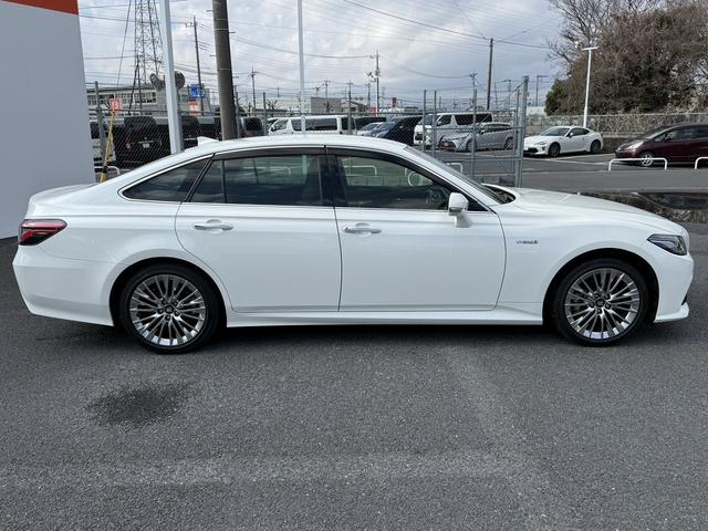 クラウンハイブリッド 　ワンオーナー　禁煙車　ビルトインＥＴＣ２．０　純正８インチナビ　ブラインドスポットモニター　ハーフレザーシート　バックモニター　リアクロストラフィックアラート　シートヒーター　トランクイージークローザ（9枚目）