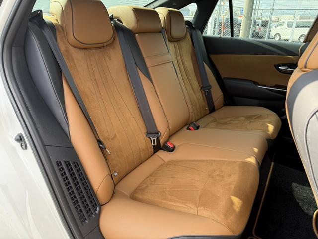 クラウンハイブリッド 　ワンオーナー　禁煙車　ビルトインＥＴＣ２．０　純正８インチナビ　ブラインドスポットモニター　ハーフレザーシート　バックモニター　リアクロストラフィックアラート　シートヒーター　トランクイージークローザ（16枚目）