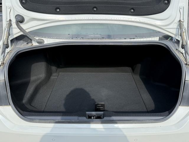 クラウンハイブリッド 　ワンオーナー　禁煙車　ビルトインＥＴＣ２．０　純正８インチナビ　ブラインドスポットモニター　ハーフレザーシート　バックモニター　リアクロストラフィックアラート　シートヒーター　トランクイージークローザ（19枚目）