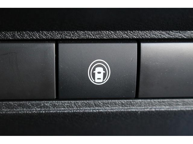 ノート 　禁煙車　純正９インチナビ　ハーフレザーシート　ブラックルーフ　デジタルメーター　フルセグ　コーナーセンサー　ＵＳＢ電源ソケット（6枚目）