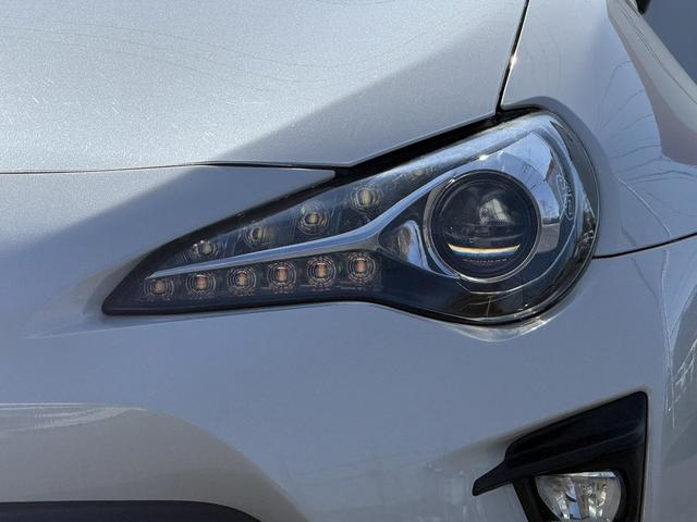 ８６ ＧＴリミテッド　ハイパフォーマンスパッケージ　禁煙車　ナビ　フルセグ　バックカメラ　６速ＭＴ車　オートクルーズコントロール　ＨＤＭＩ＆ＵＳＢ端子　ＬＥＤヘッドライト　ハーフレザーシート　シートヒーター　革巻きハンドル　オートエアコン　ＥＴＣ（12枚目）