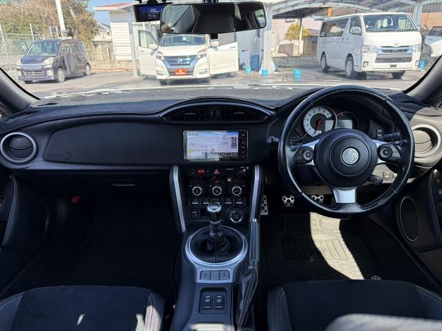 ８６ ＧＴリミテッド　ハイパフォーマンスパッケージ　禁煙車　ナビ　フルセグ　バックカメラ　６速ＭＴ車　オートクルーズコントロール　ＨＤＭＩ＆ＵＳＢ端子　ＬＥＤヘッドライト　ハーフレザーシート　シートヒーター　革巻きハンドル　オートエアコン　ＥＴＣ（18枚目）