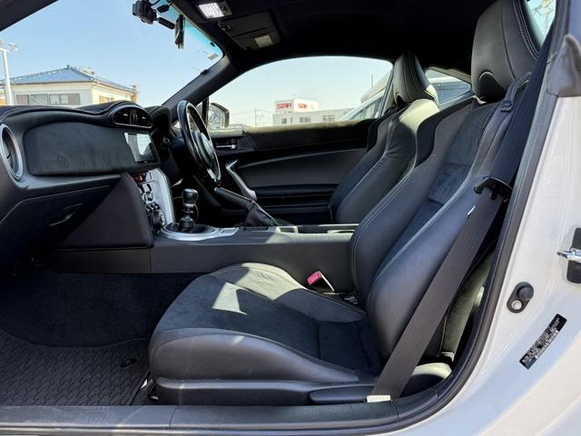８６ ＧＴリミテッド　ハイパフォーマンスパッケージ　禁煙車　ナビ　フルセグ　バックカメラ　６速ＭＴ車　オートクルーズコントロール　ＨＤＭＩ＆ＵＳＢ端子　ＬＥＤヘッドライト　ハーフレザーシート　シートヒーター　革巻きハンドル　オートエアコン　ＥＴＣ（38枚目）
