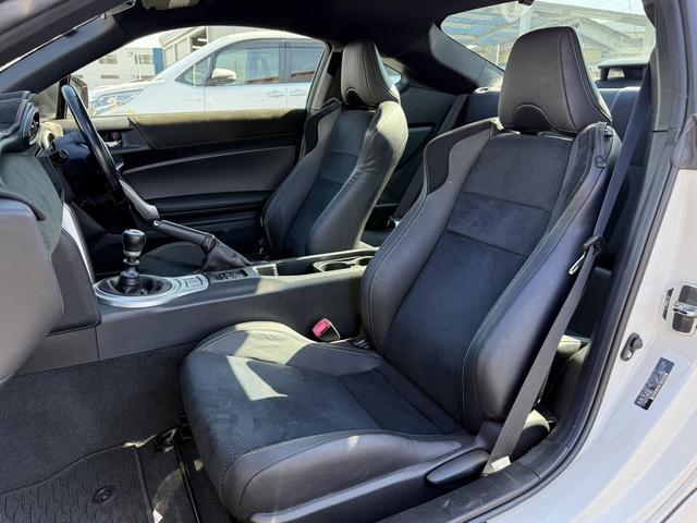 ８６ ＧＴリミテッド　ハイパフォーマンスパッケージ　禁煙車　ナビ　フルセグ　バックカメラ　６速ＭＴ車　オートクルーズコントロール　ＨＤＭＩ＆ＵＳＢ端子　ＬＥＤヘッドライト　ハーフレザーシート　シートヒーター　革巻きハンドル　オートエアコン　ＥＴＣ（39枚目）