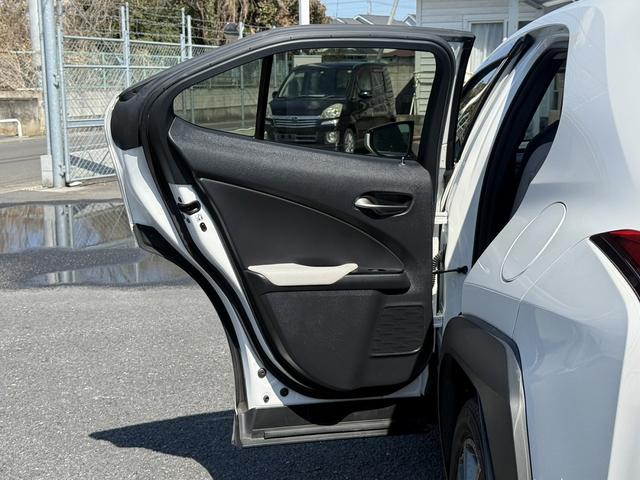 ＵＸ ＵＸ２５０ｈ　バージョンＬ　禁煙車　純正１２．３インチコネクトナビ白革シート　フルセグ　Ｓ・Ｂカメラ　レクサスセーフティシステムアダプティブクルーズコントロール　シートヒーター　電動リアゲート　ブラインドスポットモニター　ＥＴＣ（35枚目）