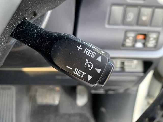 ヴォクシー Ｖ　禁煙車　両側電動スライドドア　４ＷＤ　クルーズコントロール　ＥＴＣ　アイドリングストップ　オートハイビーム　ＬＥＤヘッドライト　純正１５インチアルミホイール　スマートキー　フロントフォグライト（3枚目）