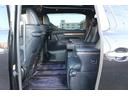 エグゼクティブラウンジ　禁煙車　ツインムーンルーフ　ＪＢＬプレミアムサウンド　パノラミックビューモニター　純正９インチナビ　黒革シート　レーダークルーズ　ビルトインＥＴＣ２．０　インテリジェントクリアランスソナー（47枚目）