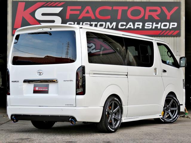 ハイエースバン スーパーGL ダークプライムII 新車未登録/7型/6AT/2800ccディーゼルターボ/415コブラフルエアロ/18インチAW/両側出しマフラーカッター/ワイパーカウル/ルーフスポイラー/イエローキャリパーカバー/フルセグTV/(6枚目)