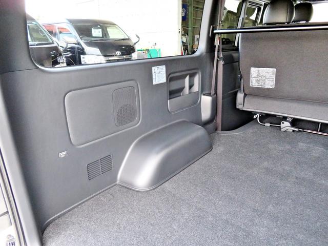 ハイエースバン スーパーGL ダークプライムII 新車未登録/7型/6AT/2800ccディーゼルターボ/415コブラフルエアロ/18インチAW/両側出しマフラーカッター/ワイパーカウル/ルーフスポイラー/イエローキャリパーカバー/フルセグTV/(16枚目)