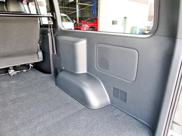 ハイエースバン スーパーGL ダークプライムII 新車未登録/7型/6AT/2800ccディーゼルターボ/415コブラフルエアロ/18インチAW/両側出しマフラーカッター/ワイパーカウル/ルーフスポイラー/イエローキャリパーカバー/フルセグTV/(17枚目)