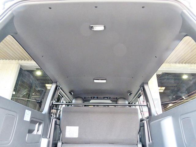 ハイエースバン スーパーGL ダークプライムII 新車未登録/7型/6AT/2800ccディーゼルターボ/415コブラフルエアロ/18インチAW/両側出しマフラーカッター/ワイパーカウル/ルーフスポイラー/イエローキャリパーカバー/フルセグTV/(18枚目)