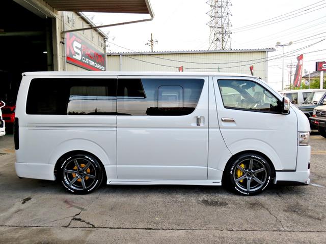 ハイエースバン スーパーGL ダークプライムII 新車未登録/7型/6AT/2800ccディーゼルターボ/415コブラフルエアロ/18インチAW/両側出しマフラーカッター/ワイパーカウル/ルーフスポイラー/イエローキャリパーカバー/フルセグTV/(33枚目)